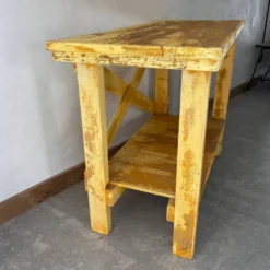 Console en bois, patine jaune