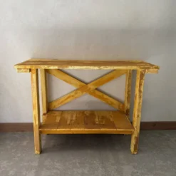 Console en bois, patine jaune