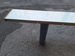 Console en laque blanche avec pieds en plastique cylindriques par Tresoldi Salvati, années 1980.