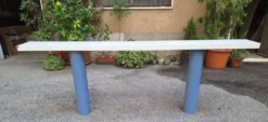Console en laque blanche avec pieds en plastique cylindriques par Tresoldi Salvati, années 1980.