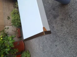 Console en laque blanche avec pieds en plastique cylindriques par Tresoldi Salvati, années 1980.