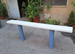 Console en laque blanche avec pieds en plastique cylindriques par Tresoldi Salvati, années 1980.