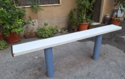 Console en laque blanche avec pieds en plastique cylindriques par Tresoldi Salvati, années 1980.