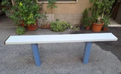 Console en laque blanche avec pieds en plastique cylindriques par Tresoldi Salvati, années 1980.