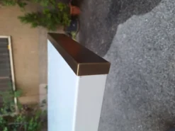 Console en laque blanche avec pieds en plastique cylindriques par Tresoldi Salvati, années 1980.