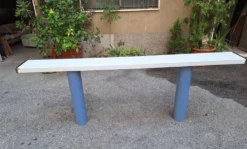 Console en laque blanche avec pieds en plastique cylindriques par Tresoldi Salvati, années 1980.