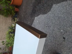 Console en laque blanche avec pieds en plastique cylindriques par Tresoldi Salvati, années 1980.