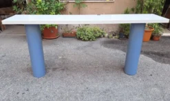Console en laque blanche avec pieds en plastique cylindriques par Tresoldi Salvati, années 1980.