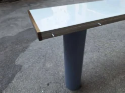 Console en laque blanche avec pieds en plastique cylindriques par Tresoldi Salvati, années 1980.