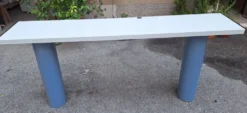 Console en laque blanche avec pieds en plastique cylindriques par Tresoldi Salvati, années 1980.