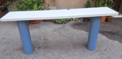 Console en laque blanche avec pieds en plastique cylindriques par Tresoldi Salvati, années 1980.