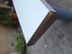 Console en laque blanche avec pieds en plastique cylindriques par Tresoldi Salvati, années 1980.