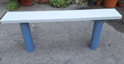 Console en laque blanche avec pieds en plastique cylindriques par Tresoldi Salvati, années 1980.