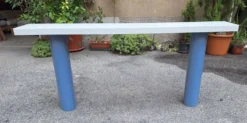 Console en laque blanche avec pieds en plastique cylindriques par Tresoldi Salvati, années 1980.