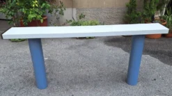 Console en laque blanche avec pieds en plastique cylindriques par Tresoldi Salvati, années 1980.