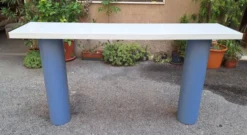 Console en laque blanche avec pieds en plastique cylindriques par Tresoldi Salvati, années 1980.