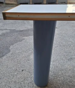 Console en laque blanche avec pieds en plastique cylindriques par Tresoldi Salvati, années 1980.