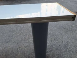 Console en laque blanche avec pieds en plastique cylindriques par Tresoldi Salvati, années 1980.