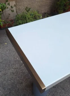 Console en laque blanche avec pieds en plastique cylindriques par Tresoldi Salvati, années 1980.
