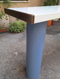 Console en laque blanche avec pieds en plastique cylindriques par Tresoldi Salvati, années 1980.