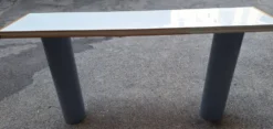 Console en laque blanche avec pieds en plastique cylindriques par Tresoldi Salvati, années 1980.