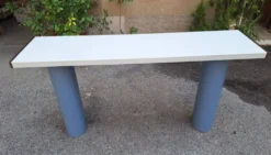 Console en laque blanche avec pieds en plastique cylindriques par Tresoldi Salvati, années 1980.