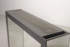 Console en miroir argenté minimaliste et exclusive, fabriquée à la main, objet d'art