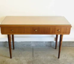 Console en teck années 50 par Gaston Poisson – 3 tiroirs, miroir