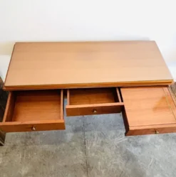 Console en teck années 50 par Gaston Poisson – 3 tiroirs, miroir