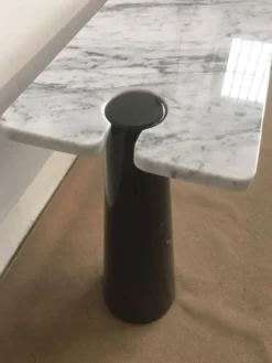 Console Eros en marbre noir et blanc par Angelo Mangiarotti pour Skipper, années 1990.