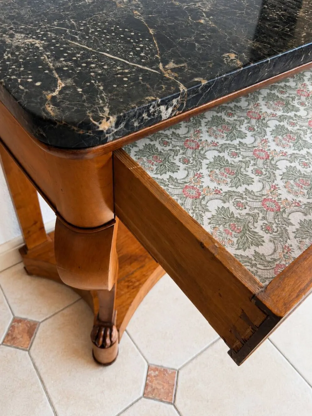 Console française XIXe en merisier et marbre noir, pieds griffes