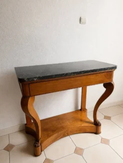 Console française XIXe en merisier et marbre noir, pieds griffes