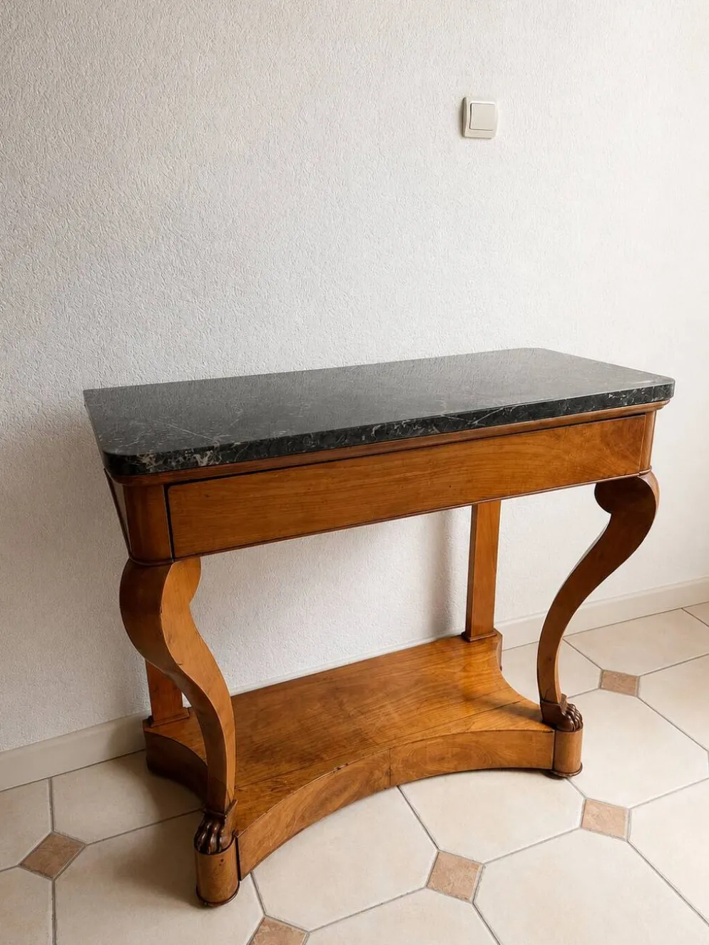 Console française XIXe en merisier et marbre noir, pieds griffes