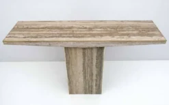 Console italienne du milieu du siècle, incrustée de travertin et de laiton
