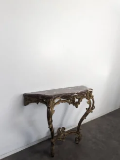 Console Louis XV en bois doré sculpté dessus marbre rouge