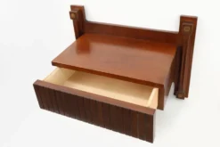 Console murale en bois avec des détails en laiton, Italie années 1960