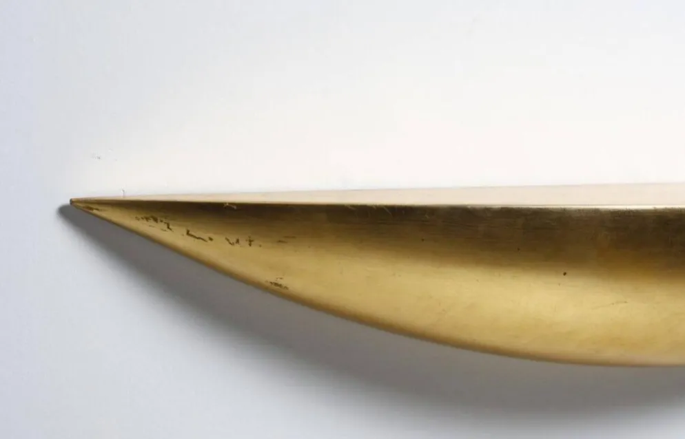 Console murale en bois et feuille d'or par Marco Bagnoli pour Memphis, années 1970.
