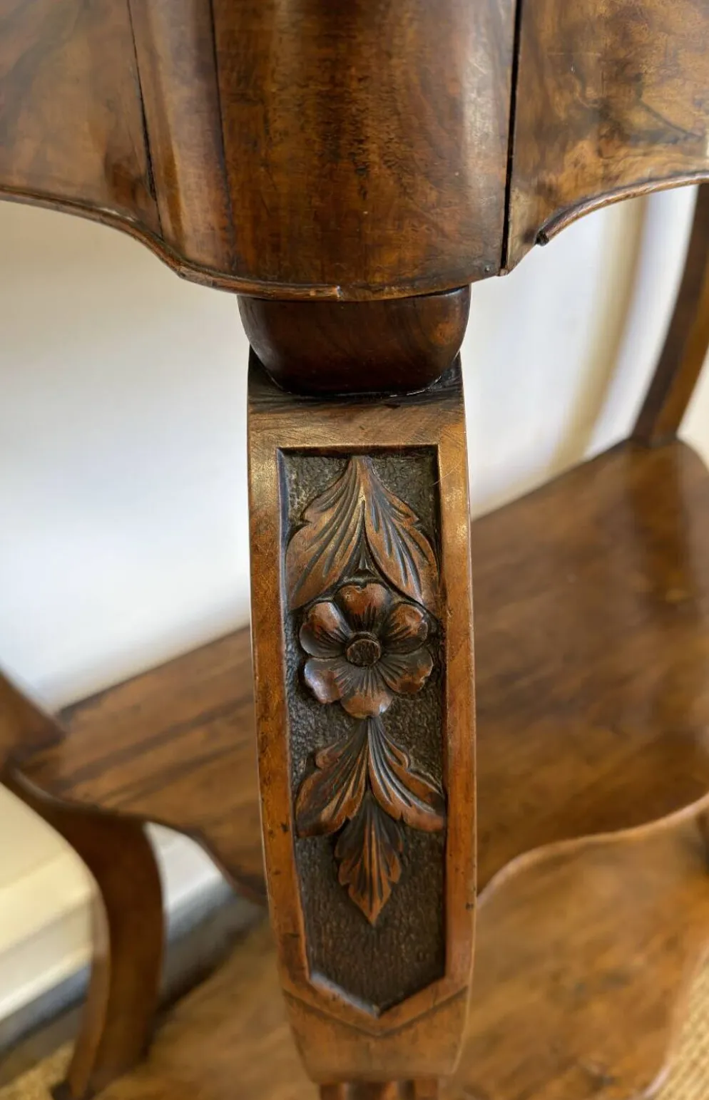 Console Napoléon III en noyer et marbre blanc