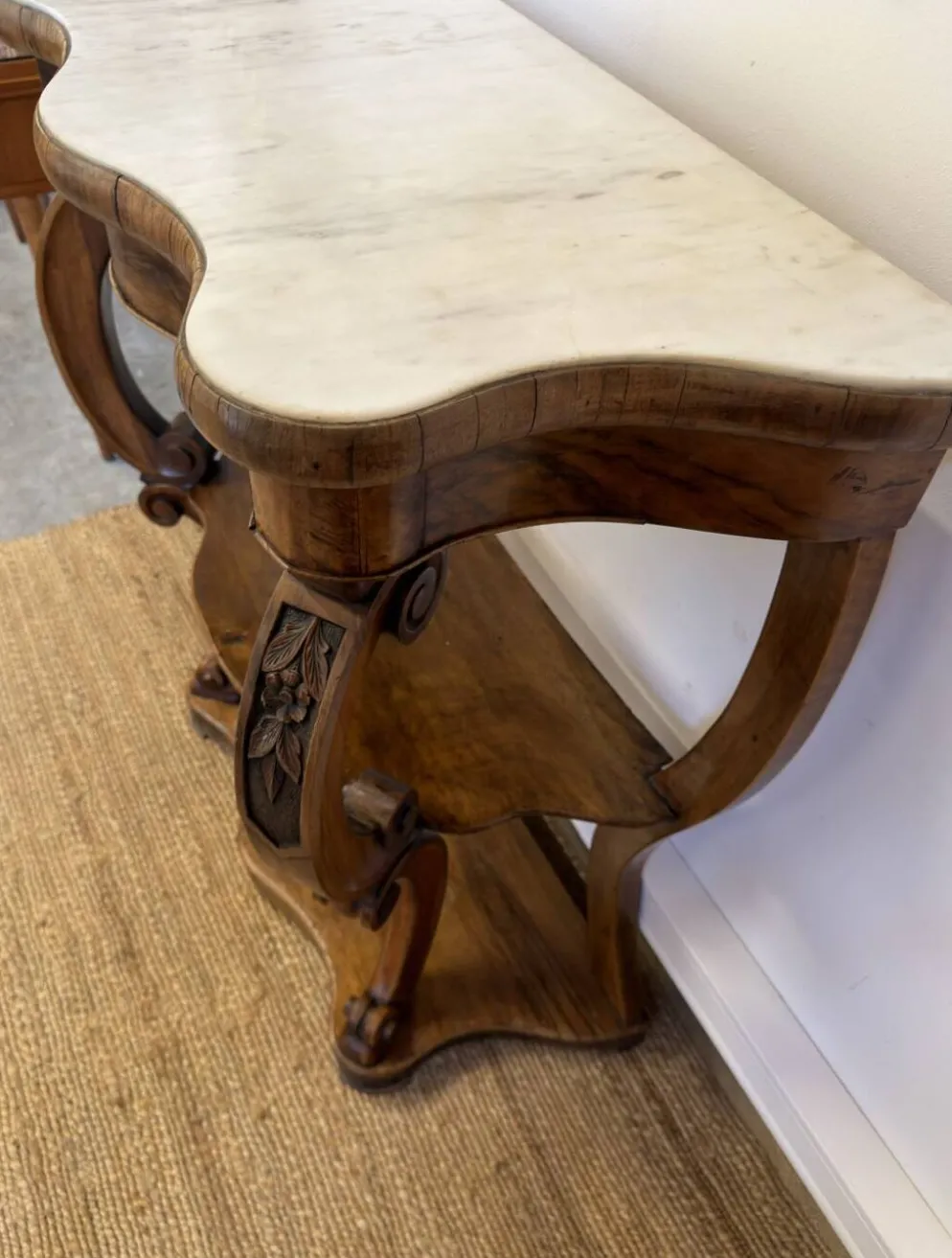 Console Napoléon III en noyer et marbre blanc