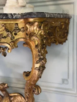 Console Régence au dragon, bois sculpté et doré, Paris vers 1720
