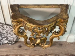 Console Régence au dragon, bois sculpté et doré, Paris vers 1720
