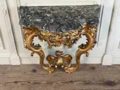 Console Régence au dragon, bois sculpté et doré, Paris vers 1720