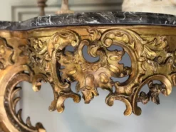 Console Régence au dragon, bois sculpté et doré, Paris vers 1720