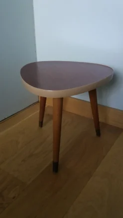 Console tripode bout de canapé porte-plante forme médiator