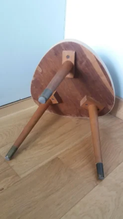 Console tripode bout de canapé porte-plante forme médiator