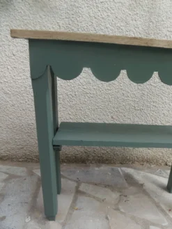 Console vintage réenchantée en vert fumé plateau en bois brut.