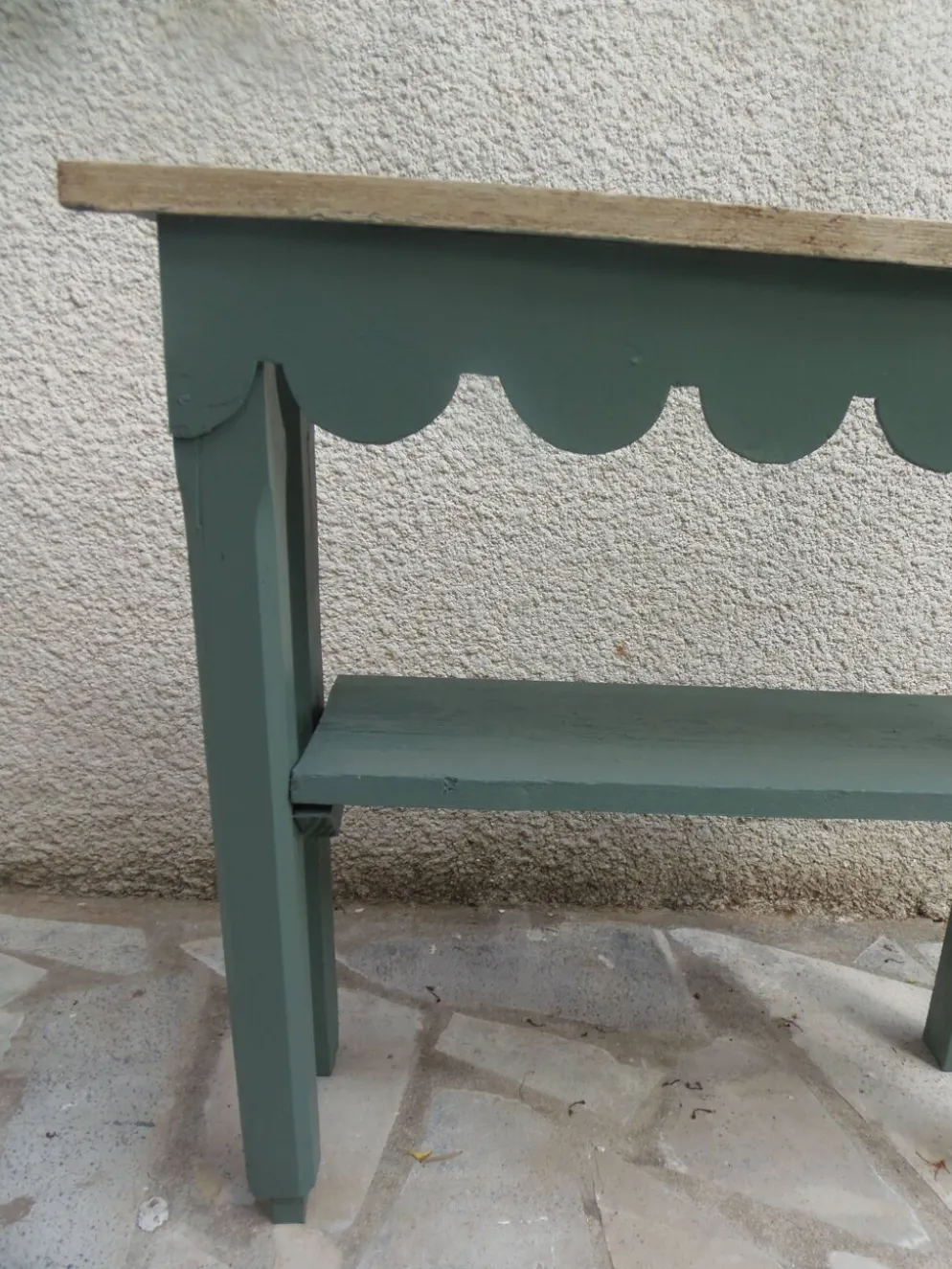 Console vintage réenchantée en vert fumé plateau en bois brut.