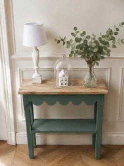 Console vintage réenchantée en vert fumé plateau en bois brut.