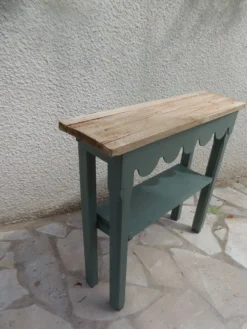 Console vintage réenchantée en vert fumé plateau en bois brut.