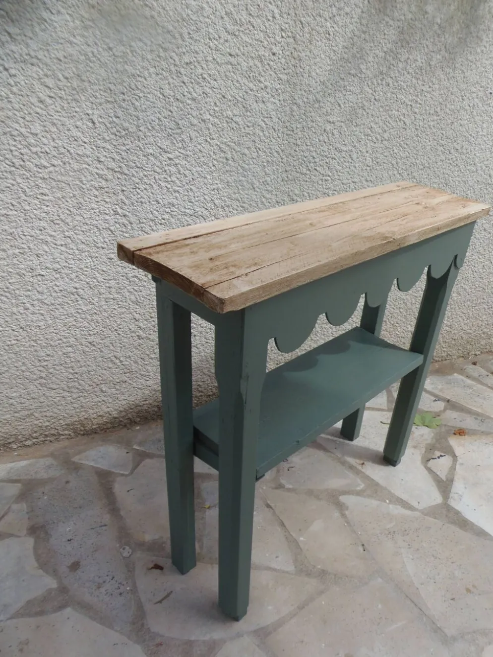 Console vintage réenchantée en vert fumé plateau en bois brut.